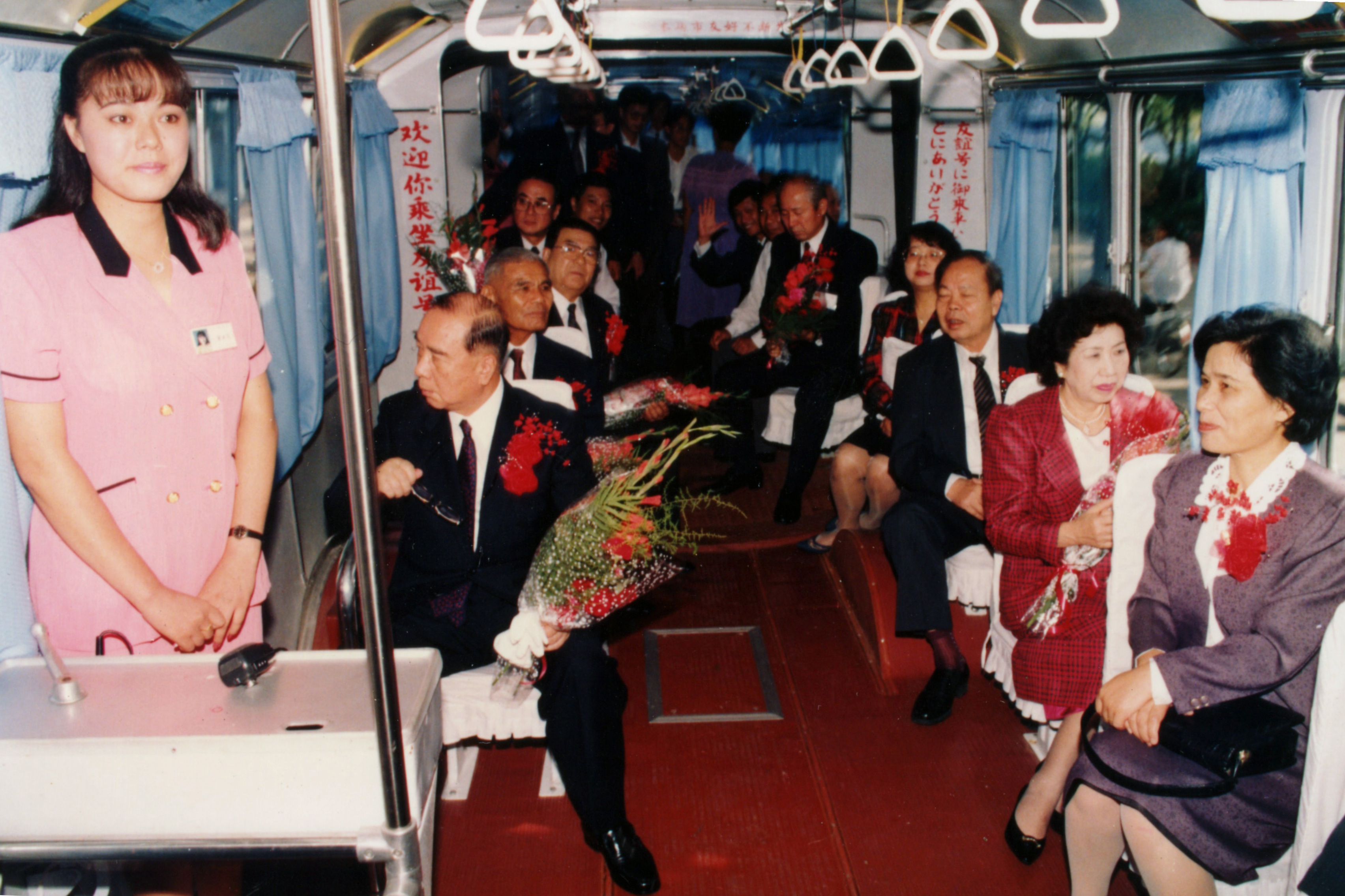 白银市市长与熊本市市长乘坐熊本号车.jpg
